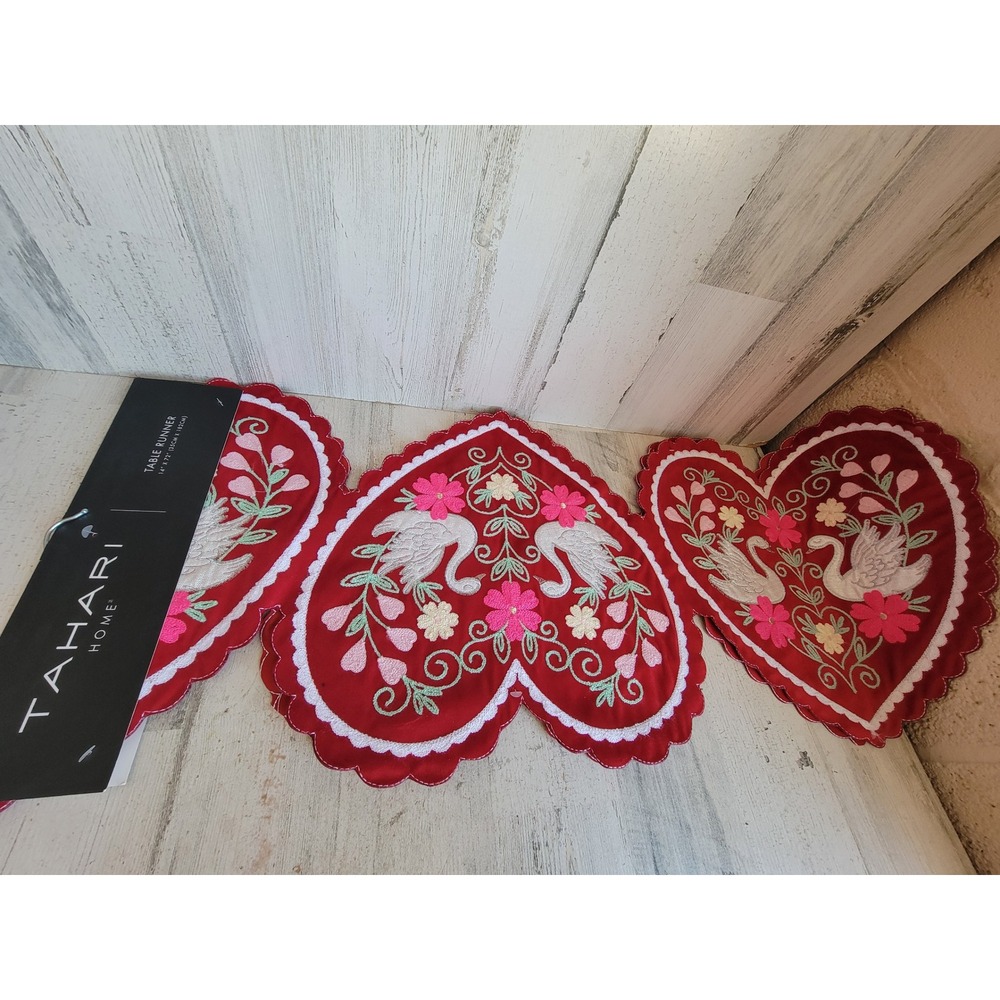 Tahari home NEW Valentine‎ swan heart-shaped cloth table runner red